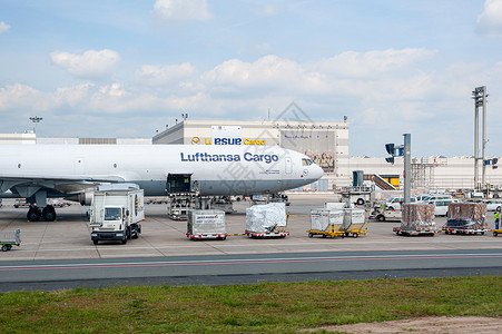 吃亏是福05/26/2019 德国法兰克福机场 由Fraport经营的Lufthansa货运站777号货轮和A220号航空客车 是Luf背景