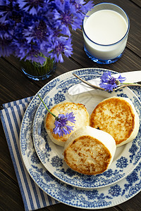 蓝玉米花 自制传统白俄罗斯菜和俄罗斯菜的乳酪煎饼 土生土长酱高清图片素材