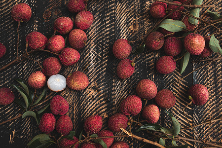 Litchis 高角度视图摄影红色水果篮子叶子水平桌子背景图片