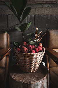 Litchis 高角度视图水果摄影红色水平叶子桌子篮子背景图片