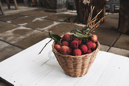 Litchis 高角度视图桌子摄影水果篮子红色叶子水平背景图片