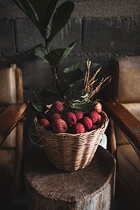 Litchis 高角度视图叶子水果篮子水平摄影红色桌子背景图片