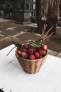 Litchis 高角度视图摄影红色桌子水果篮子叶子水平背景图片