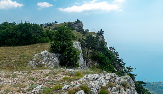 克里米亚半岛的景观小路高原石头旅行碎石季节远足晴天爬坡天空背景图片