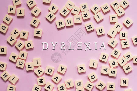 以粉红色背景为中心 DYSLEXIA 单词的字母顺序拼图块错误诊断童年学校诵读症状教育学习智力孩子健康高清图片素材