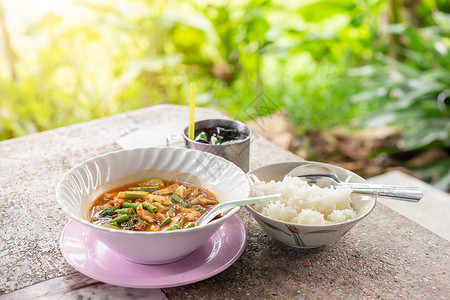 煮熟饭 泰国菜 大豆和盘桌上做饭的鱼蛋汤背景