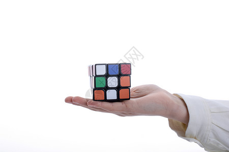 鲁比克的立方体在手拼图智力魔方游戏学习教育红色绿色方块形状背景图片