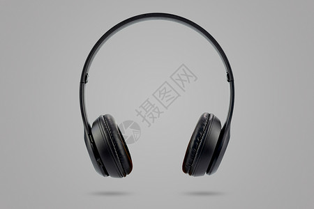 灰色柔和背景上隔离的黑色无线耳机背景图片
