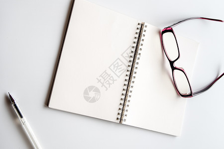 笔记本和眼镜的空白页笔记商业日记空白教育螺旋办公室背景图片