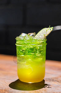 苹果瓜苏打饮料阴影柠檬派对黑色绿色果汁玻璃食物生活背景图片