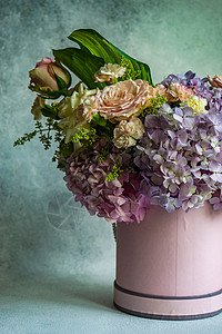 新鲜夏夏花盒花瓣乡村玫瑰植物群作品风格礼物装饰百合绣球花背景图片