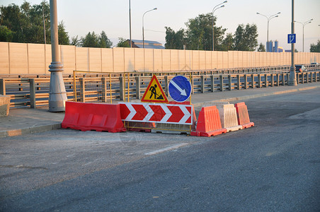 安全警告路牌道路标志修复工程 右侧的绕行障碍物建设工作指示牌行车装修安全规则运输红色信息背景