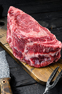 苏格兰牛肉黑安古斯的黑木制餐桌底黑头肉大餐 生鲜鲜肉背景