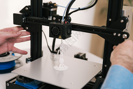 印刷技术员简历实验室的年轻工程师 调整一个3D打印机元件工程师教育建筑师办公室项目创新技术员学习男人技术背景
