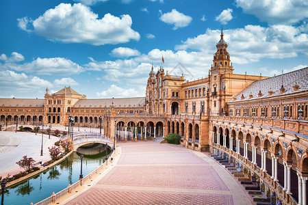 西班牙塞维利亚的西班牙广场 在夏日蓝色天空下 伊比里亚文艺复兴建筑的一个伟大范例地标历史天空历史性公园城市正方形文化旅游观光背景图片