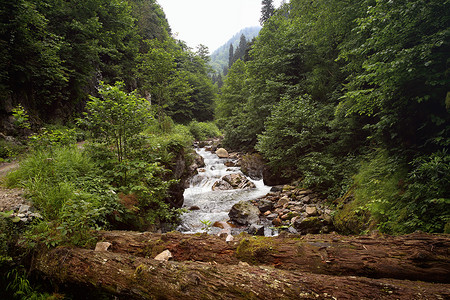 土耳其村流 高台景岩石山谷河流大小蓝色山脉溪流绿色石头背景图片