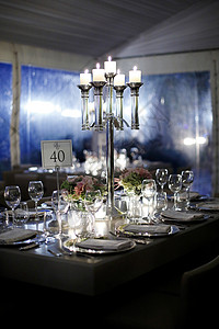 结婚晚宴 婚礼礼仪晚宴和餐桌装饰请柬仪式食品烛台桌子饰品装饰品宾客白色蜡烛背景图片