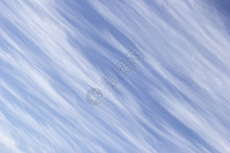 背景天空上呈对角条纹形式的白云背景图片