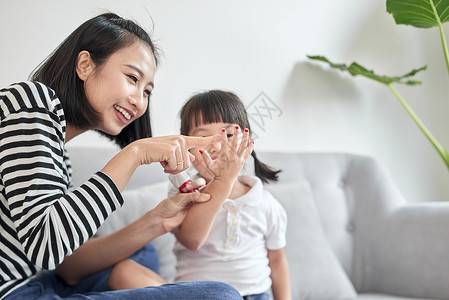 母亲和女儿有有趣的绘画指甲 家庭时间概念成人幸福乐趣美甲女性女孩女士妈妈孩子背景图片