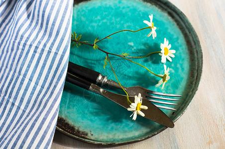 夏间表格设置折叠木头环境花朵白色银器用具乡村桌子勺子用餐高清图片素材
