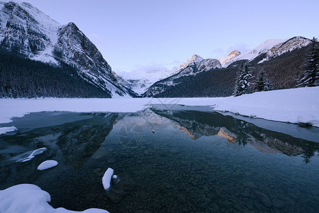 冰丝凉席湖湖曲水冬季风景森林山脉公园曲棍球旅行国家假期雪鞋日出背景