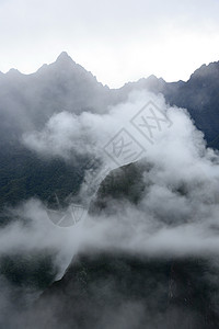 有山雾的山雾薄雾下雨季节背景图片