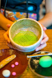 京都抹茶传统京都风格的绿色茶文化抹茶桌子饮料美食古董木头仪式杯子甜点背景