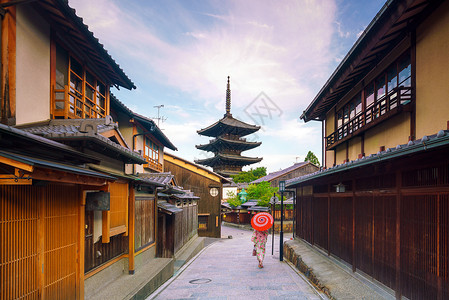 佛教八宗在京都老城 红伞横田的日本女孩天际建筑神社建筑学天空文化神道传统脚步楼梯背景