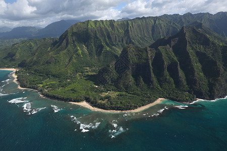 热带岛山Kauai海岸景观悬崖直升机海滩海洋热带风景假期天线旅行绿色背景