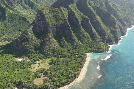 热带岛山Kauai海岸景观旅游绿色天堂海岸线海滩海洋旅行崎岖悬崖直升机背景