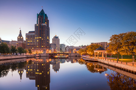 美国密尔沃基市下城天线天空建筑学蓝色建筑城市旅行天际市中心风景公园背景