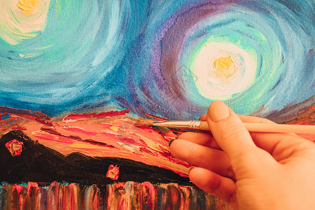 画笔 手和油画布 艺术家的手 Acrylic和纸板上的全频谱 梵高星夜星星刺绣太阳月亮爱好绘画蓝色天空印象派手工业背景图片