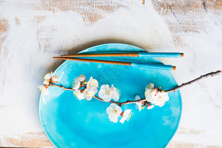 配桃花开的春季概念餐巾树叶绿色表组筷子樱花玻璃桌子环境乡村背景图片