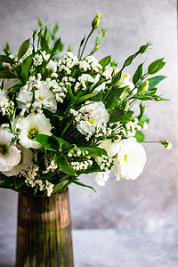 花束中美丽的白枯花花植物礼物花瓶桔梗纽带婚礼卡片花瓣植物学白色背景图片