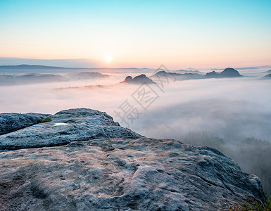 沉睡谷hi山顶岩石 沉睡的迷雾风景 在晨雾下响起远足荒野森林爬坡幸福旅行农村阳光成就日出背景