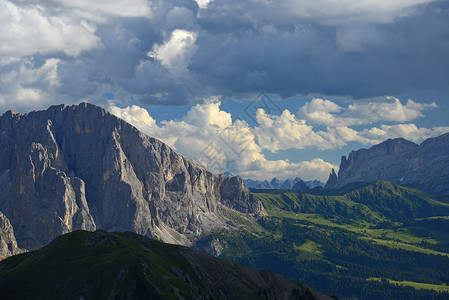 赛瑟阿尔姆阿尔卑斯山风景优美的高清图片