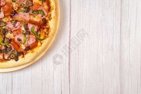 扎日南木措美味的大比萨饼 有小牛肉和蘑菇 在浅木木背景上脆皮食物洋葱静物午餐厨房面团火腿烹饪烤箱背景