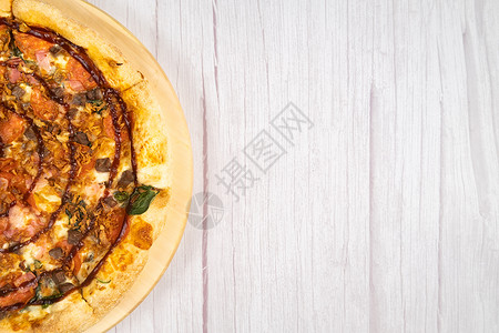 扎日南木措美味的大比萨饼 有培根和菠菜 在浅木木背景上火腿熏肉奶油厨房脆皮静物服务烹饪面团烘烤背景
