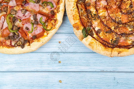 扎日南木措两件不同的美味大比萨饼 蓝木木背景烤箱蓝色脆皮食品加工烹饪熏肉服务烘烤厨房食物背景