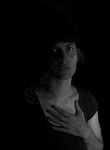 一个印度女孩的戏剧性肖像情绪化紧张感性女士悲伤黑与白黑暗背景图片
