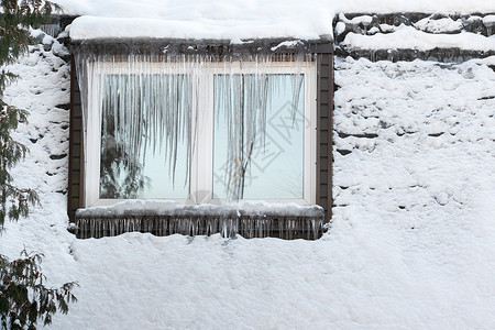 冷冻的一天 房子窗户上的冰棍世界历史温度建筑学旅行文化冰柱国家村庄降雪背景图片