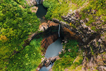 卓玛峡谷从毛里求斯岛热带丛林中的塔马林瀑布七级瀑布上方的空中景观山沟天堂森林公园峡谷狨猴旅行冒险高架悬崖背景