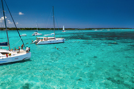 双体船夏天热带岛屿高清图片