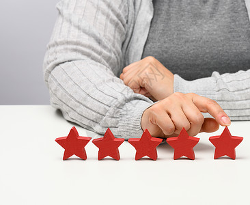 用户满意5个红星 最佳评分是拥有女性手的优异服务对象 白桌表White Table顾客用户名声商业女士排行营销班级审查速度背景