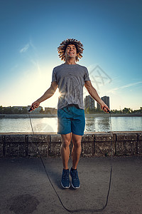 跳过绳索力量训练幸福动机肌肉运动主义身体日落公共场所背景图片