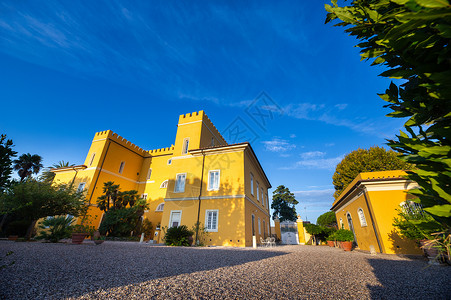 意大利托斯卡纳地区古老的黄色大别墅公园遗产旅行博物馆旅游建筑物城堡游客城市地标背景图片