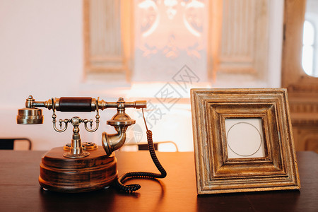 绳索和木头老式一个老旧的旧旧电话站在空照片框旁边 Vintage 手机和照片框背景