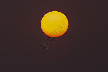 可以用肉眼看到傍晚或早晨的太阳 太阳是红色的 因为灰尘和大气反射玻璃旗帜橙子圆圈插图黑色圆形白色蓝色背景图片