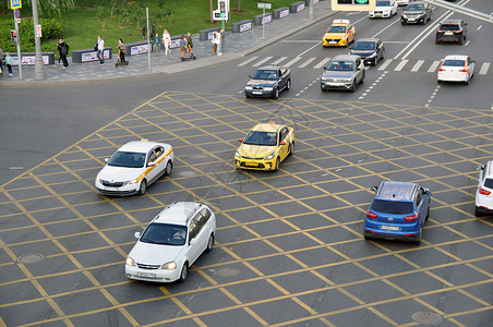 车辆网路边的NNo号停车场黄十字区的标志是沥青路面背景