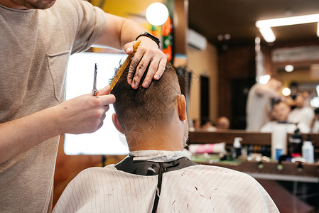 剪切的理发师用剪刀和梳子做发型和风格的剪裁视图治疗美发发型师美容师手指理发造型师头发职业顾客沙龙高清图片素材